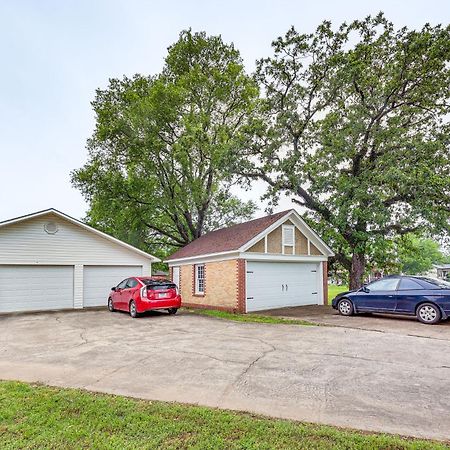 Delightful Retreat With Fireplace And Large Yard! エクステリア 写真
