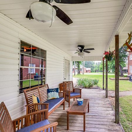 Delightful Retreat With Fireplace And Large Yard! エクステリア 写真