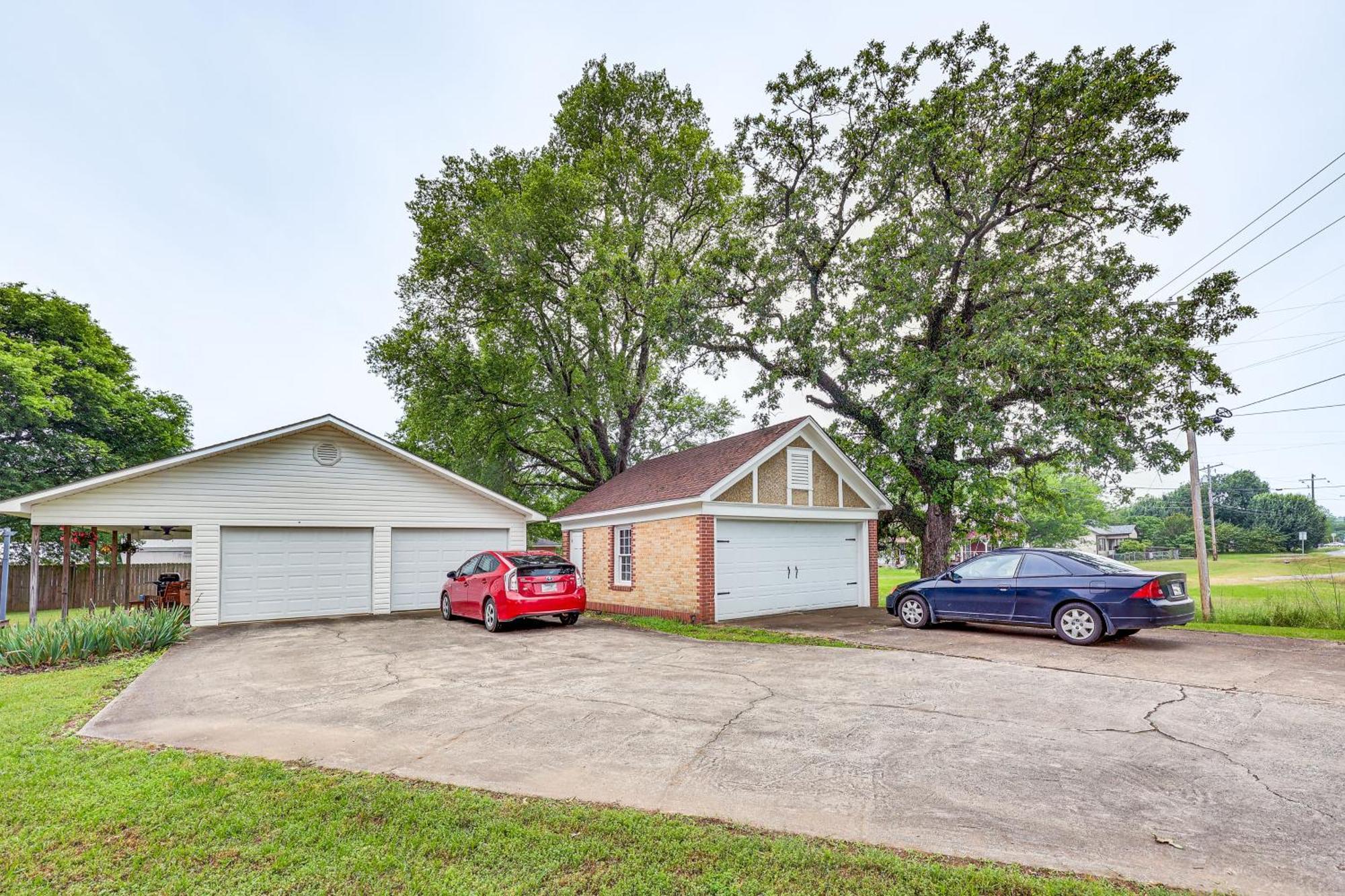 Delightful Retreat With Fireplace And Large Yard! エクステリア 写真