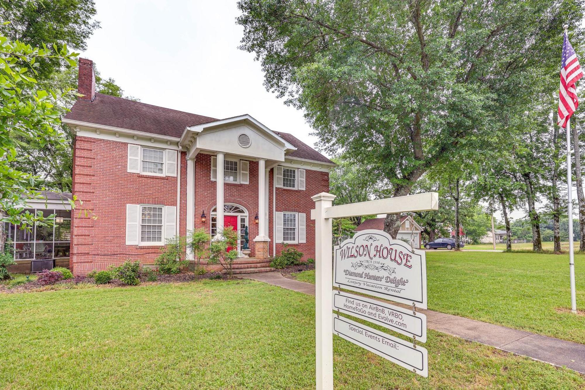 Delightful Retreat With Fireplace And Large Yard! エクステリア 写真