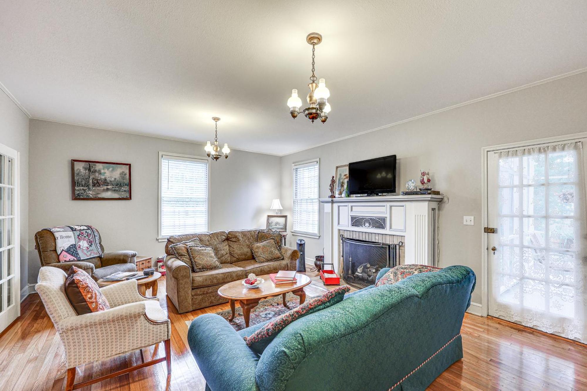 Delightful Retreat With Fireplace And Large Yard! エクステリア 写真