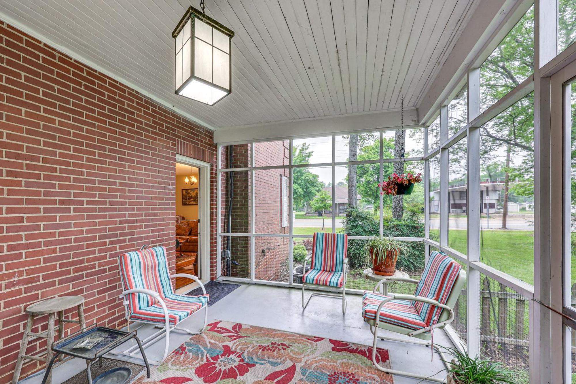 Delightful Retreat With Fireplace And Large Yard! エクステリア 写真
