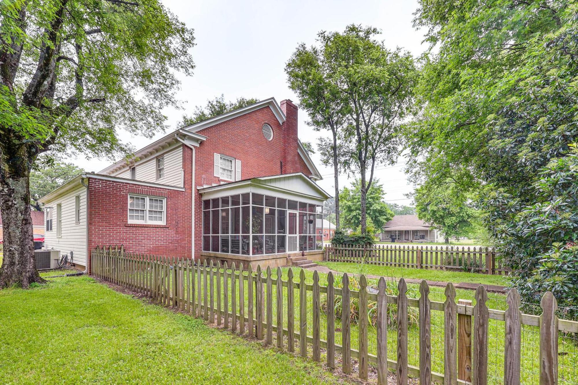 Delightful Retreat With Fireplace And Large Yard! エクステリア 写真