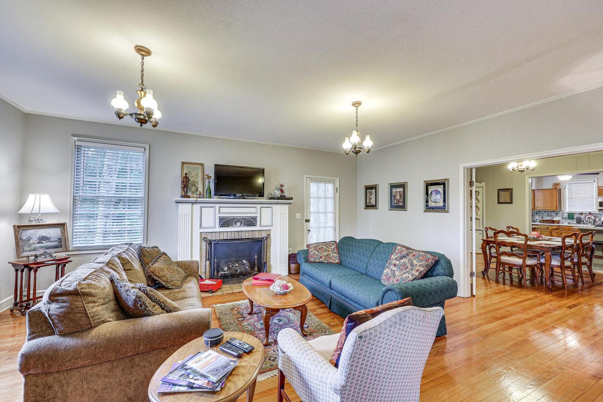 Delightful Retreat With Fireplace And Large Yard! エクステリア 写真