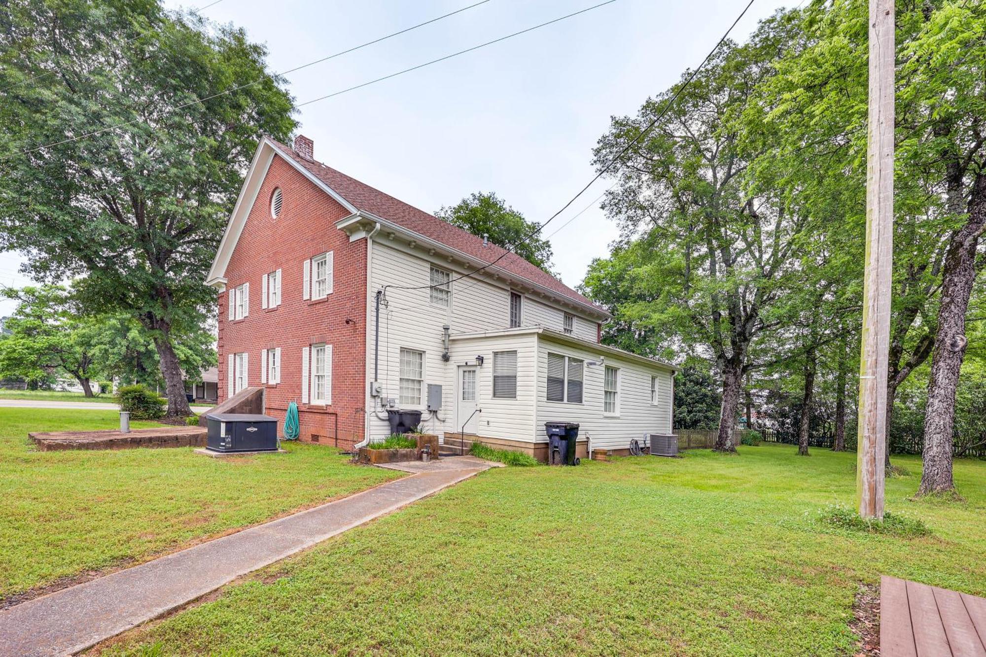 Delightful Retreat With Fireplace And Large Yard! エクステリア 写真