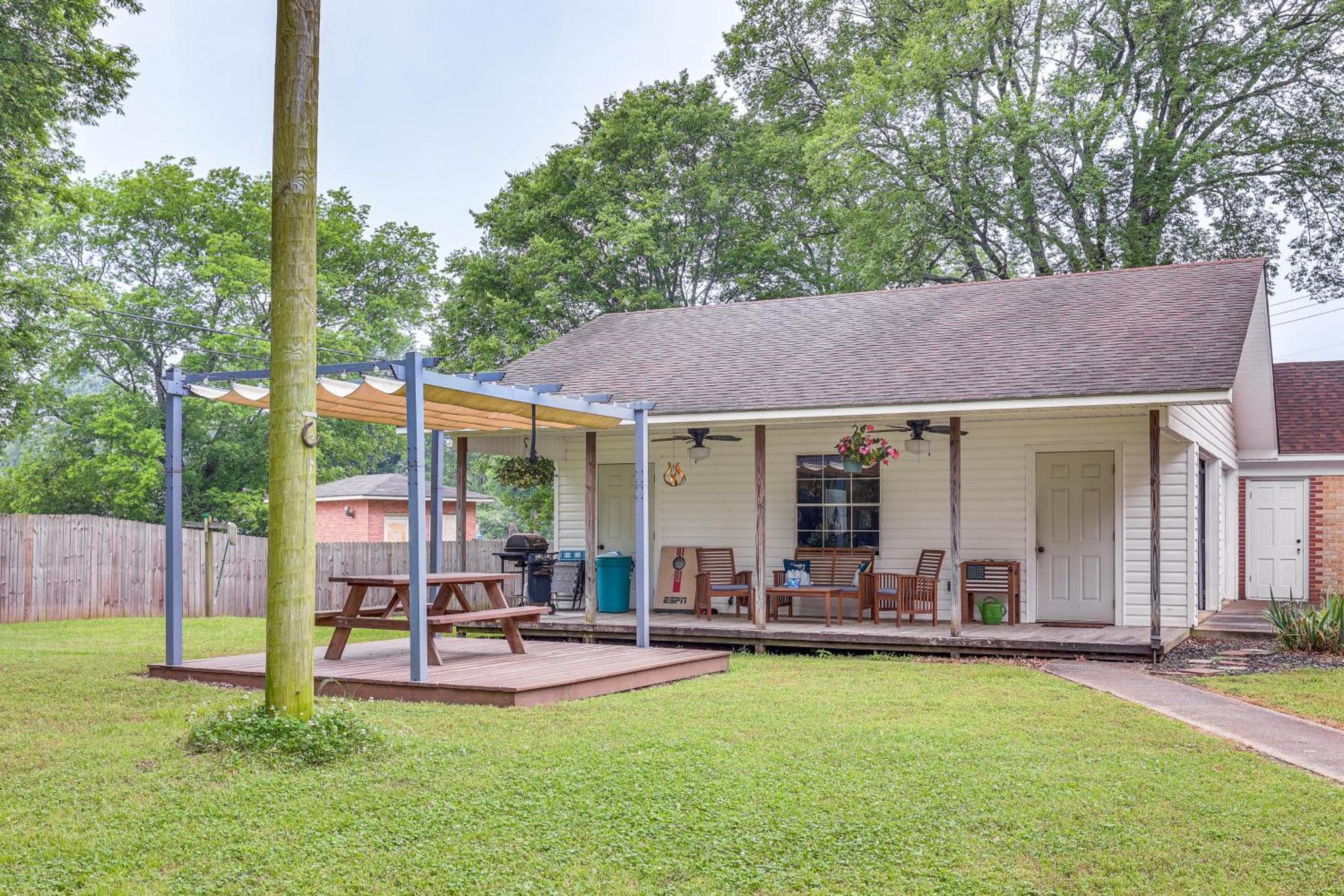 Delightful Retreat With Fireplace And Large Yard! エクステリア 写真