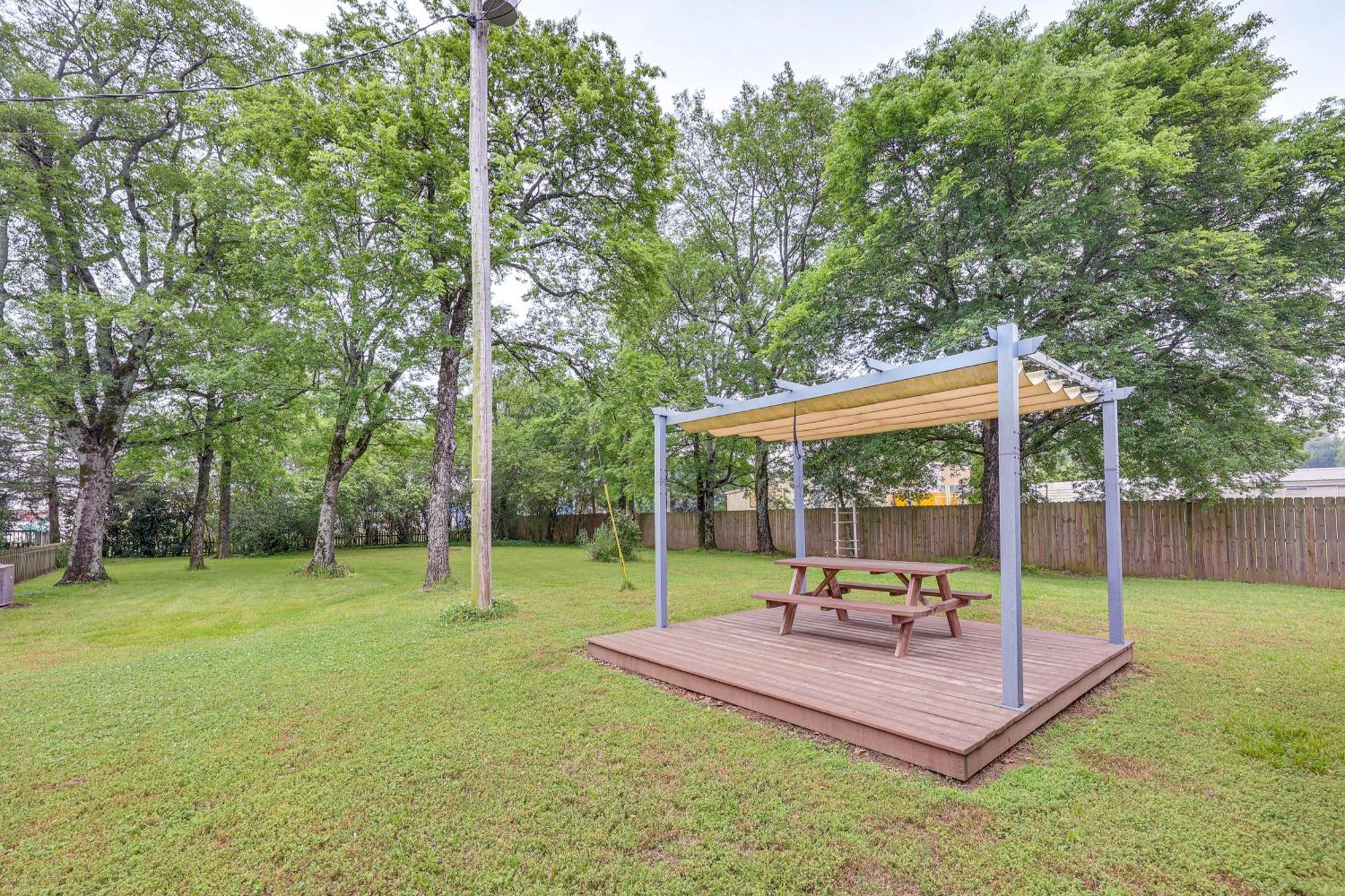 Delightful Retreat With Fireplace And Large Yard! エクステリア 写真