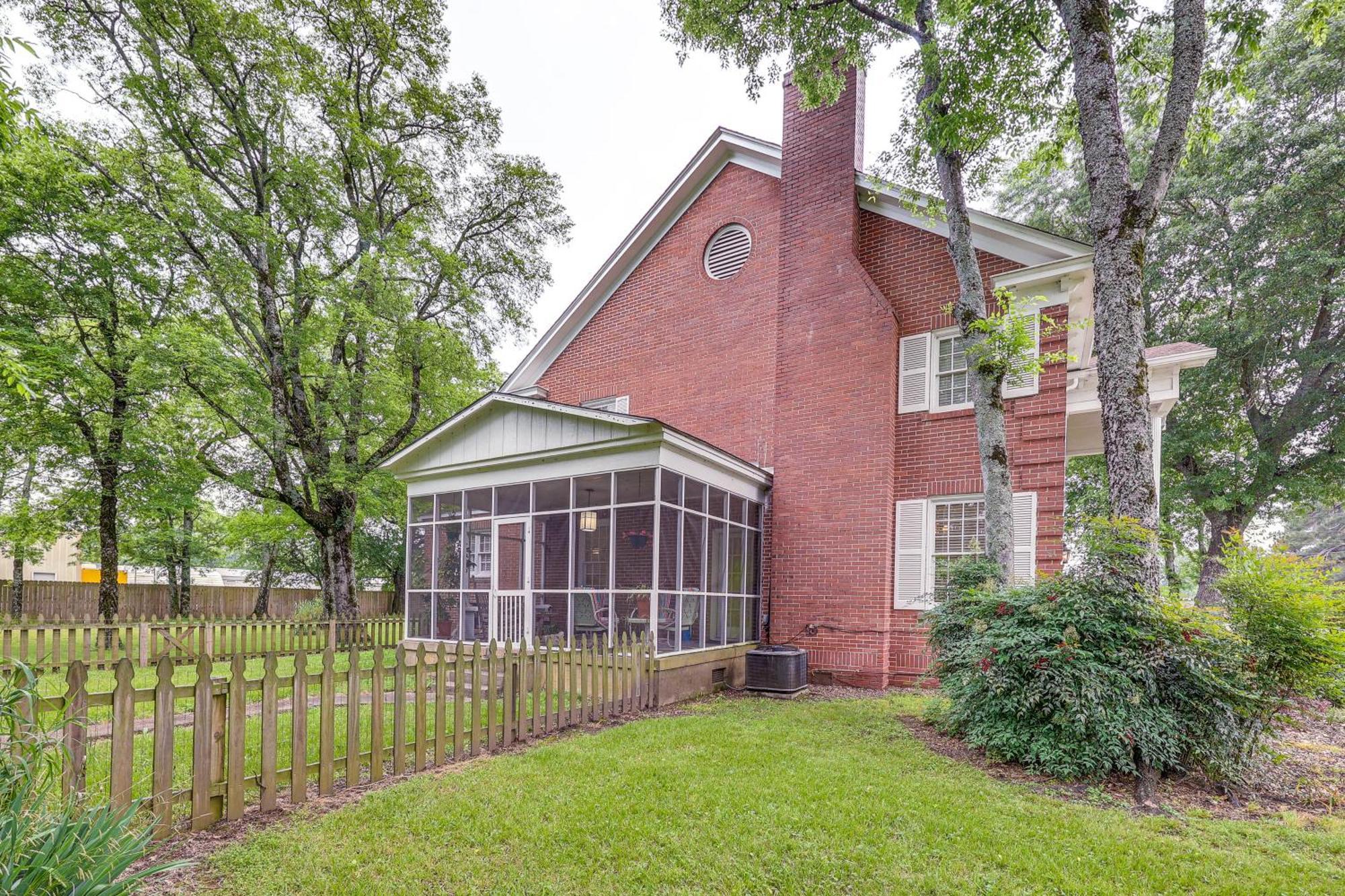 Delightful Retreat With Fireplace And Large Yard! エクステリア 写真