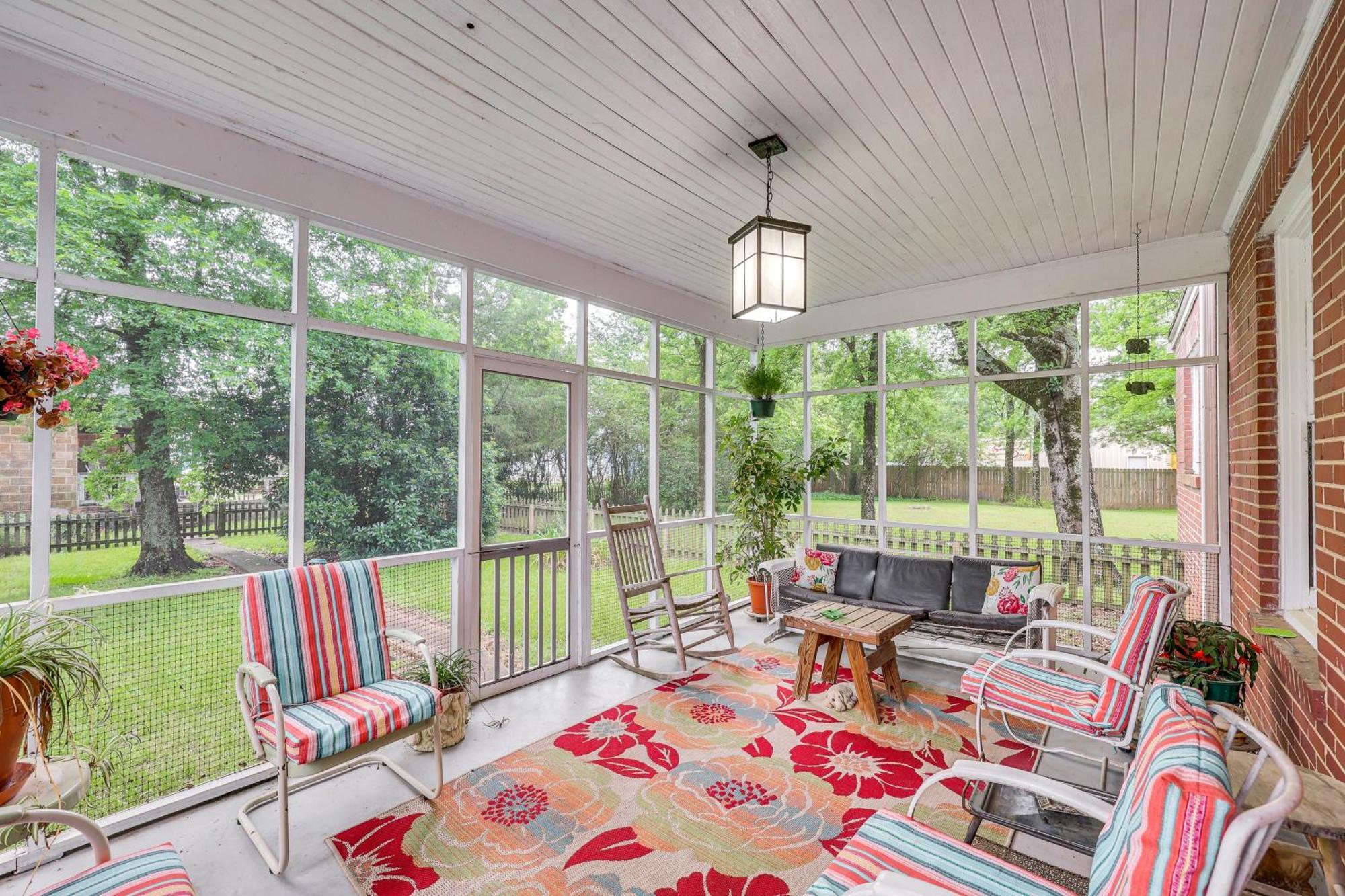Delightful Retreat With Fireplace And Large Yard! エクステリア 写真