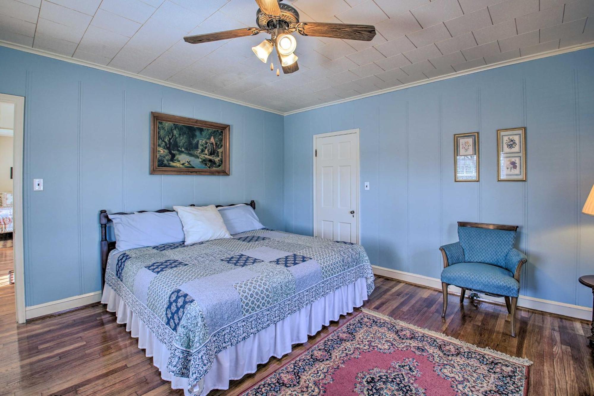 Delightful Retreat With Fireplace And Large Yard! エクステリア 写真