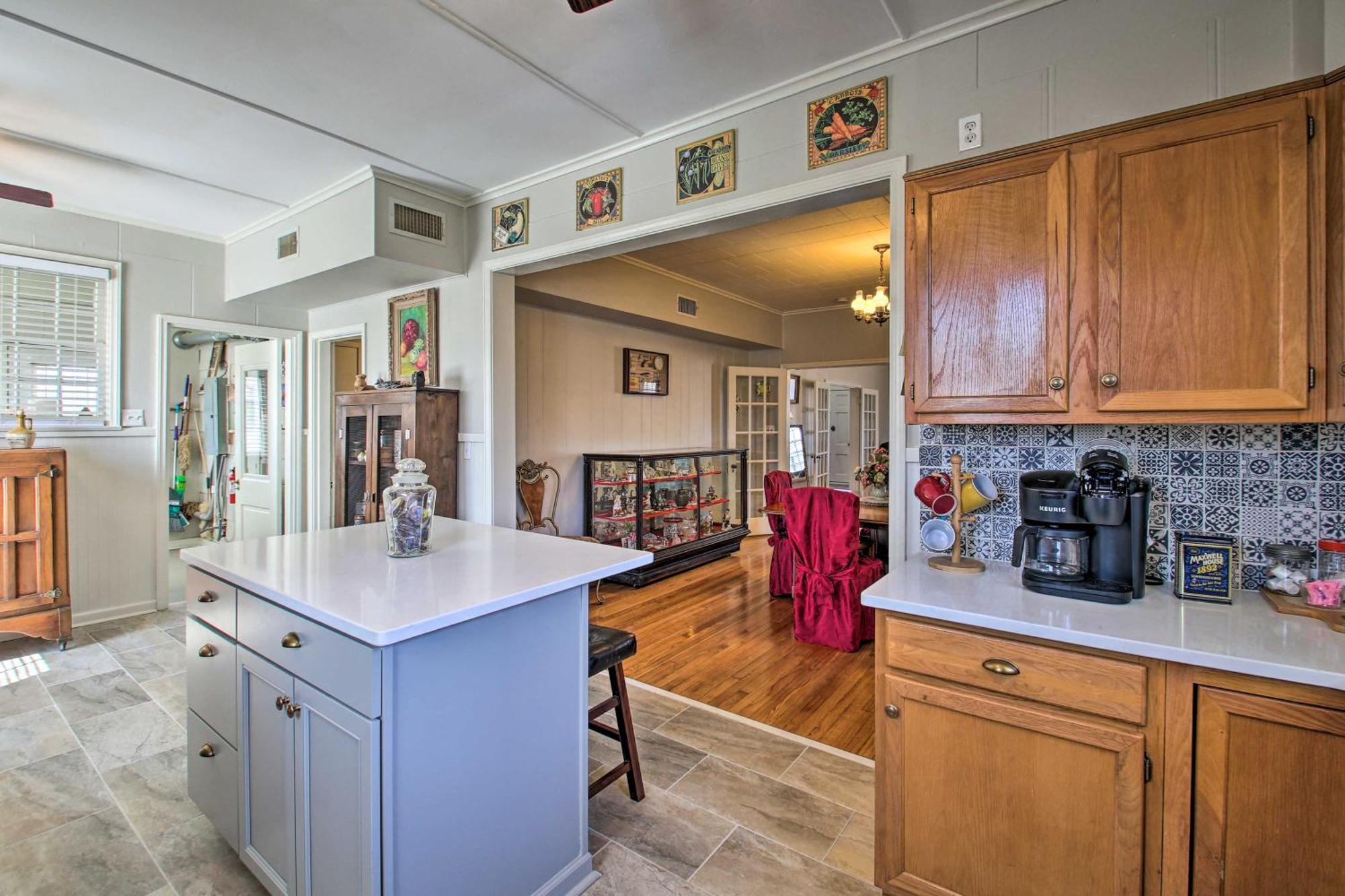 Delightful Retreat With Fireplace And Large Yard! エクステリア 写真