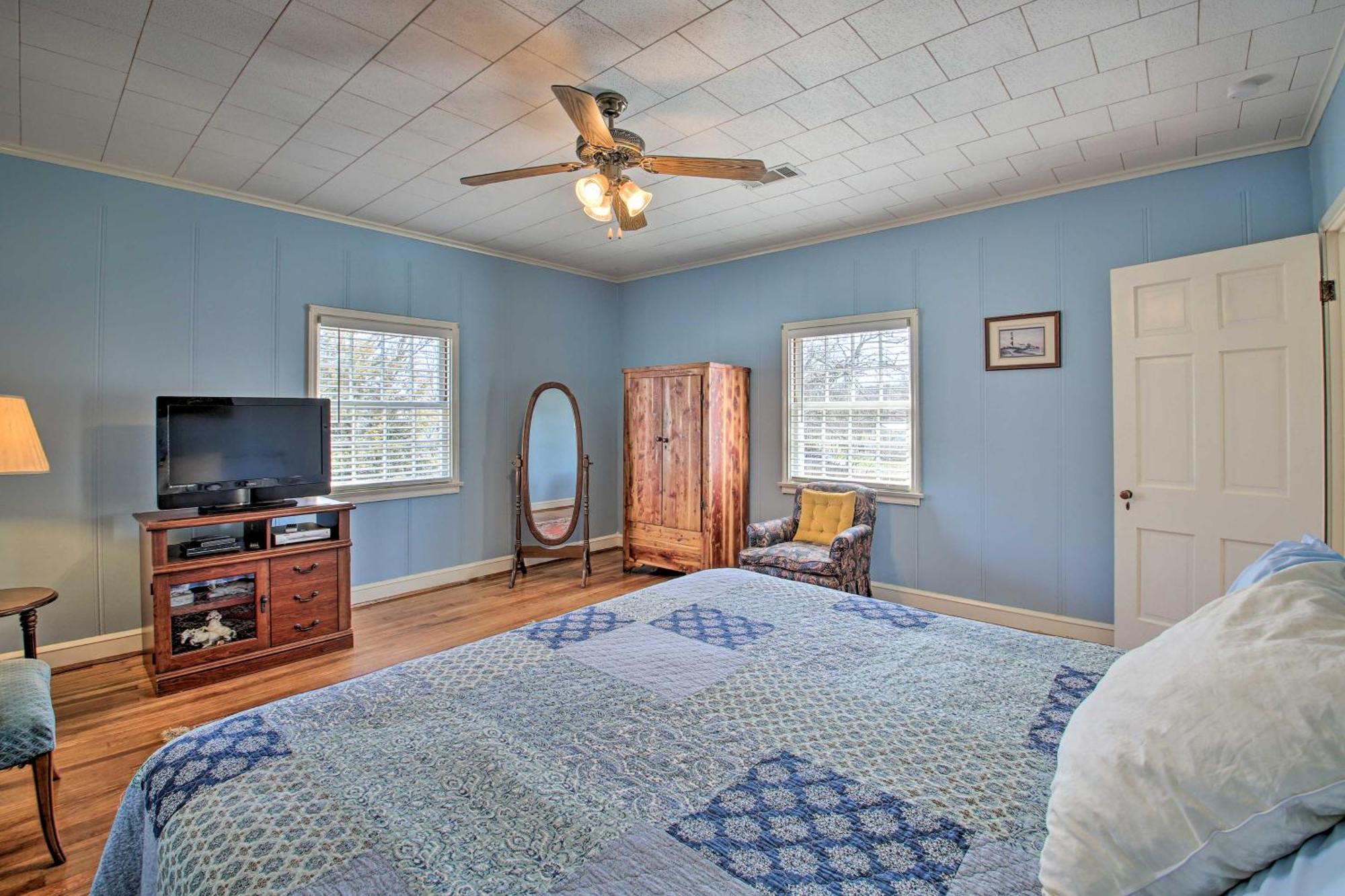 Delightful Retreat With Fireplace And Large Yard! エクステリア 写真