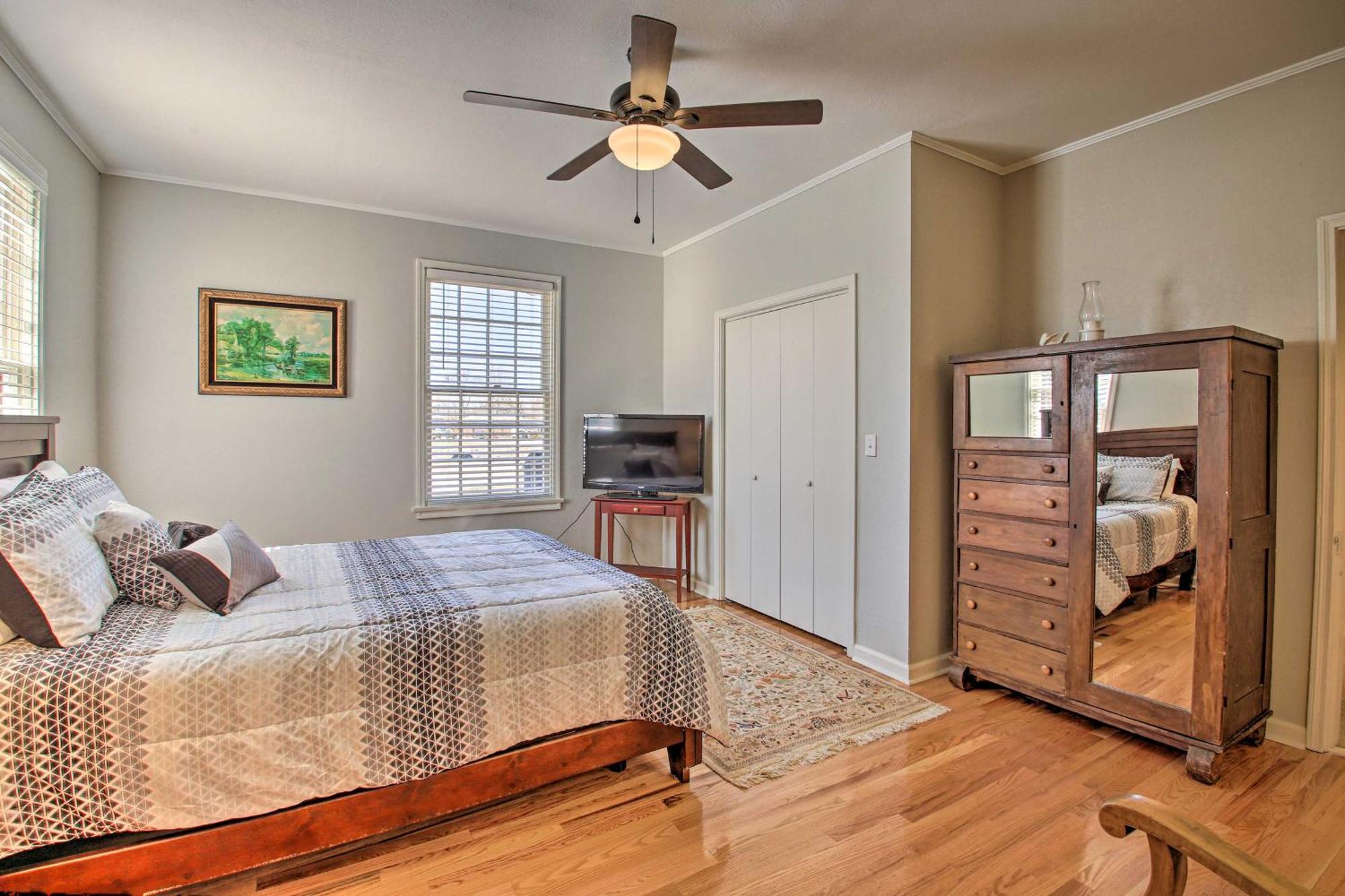 Delightful Retreat With Fireplace And Large Yard! エクステリア 写真