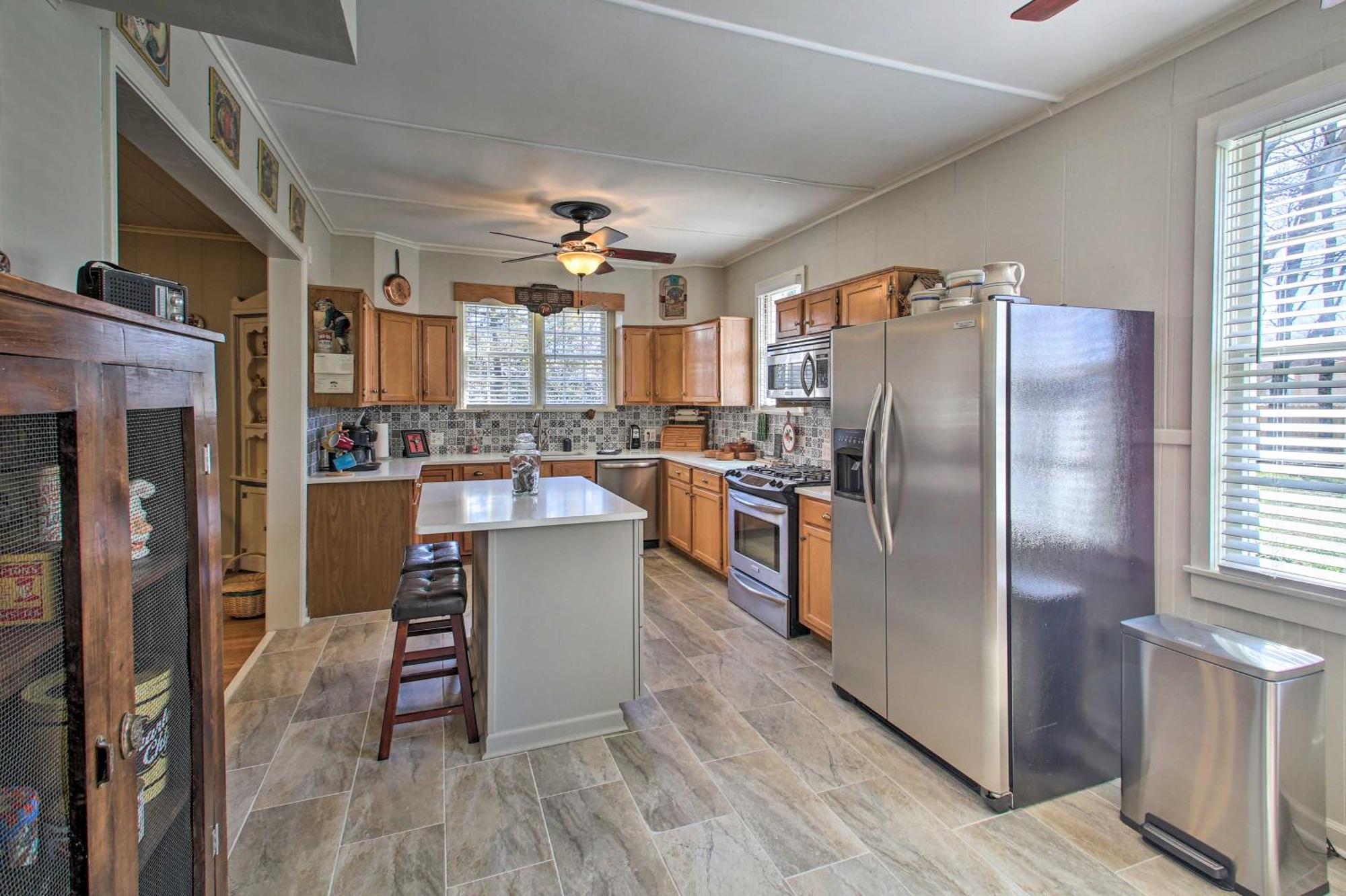Delightful Retreat With Fireplace And Large Yard! エクステリア 写真