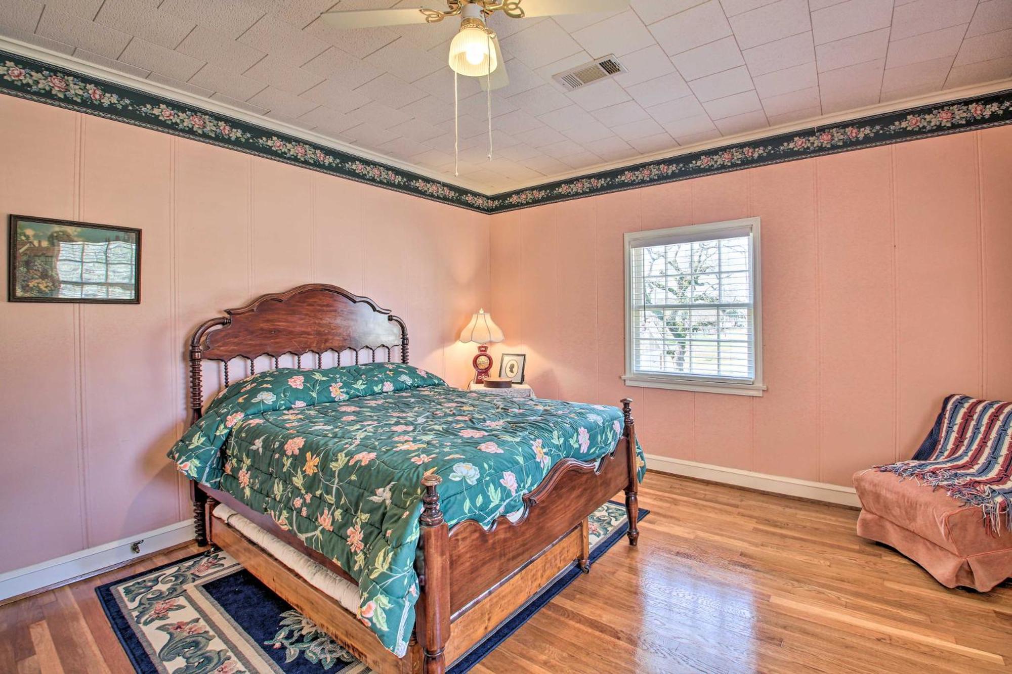 Delightful Retreat With Fireplace And Large Yard! エクステリア 写真