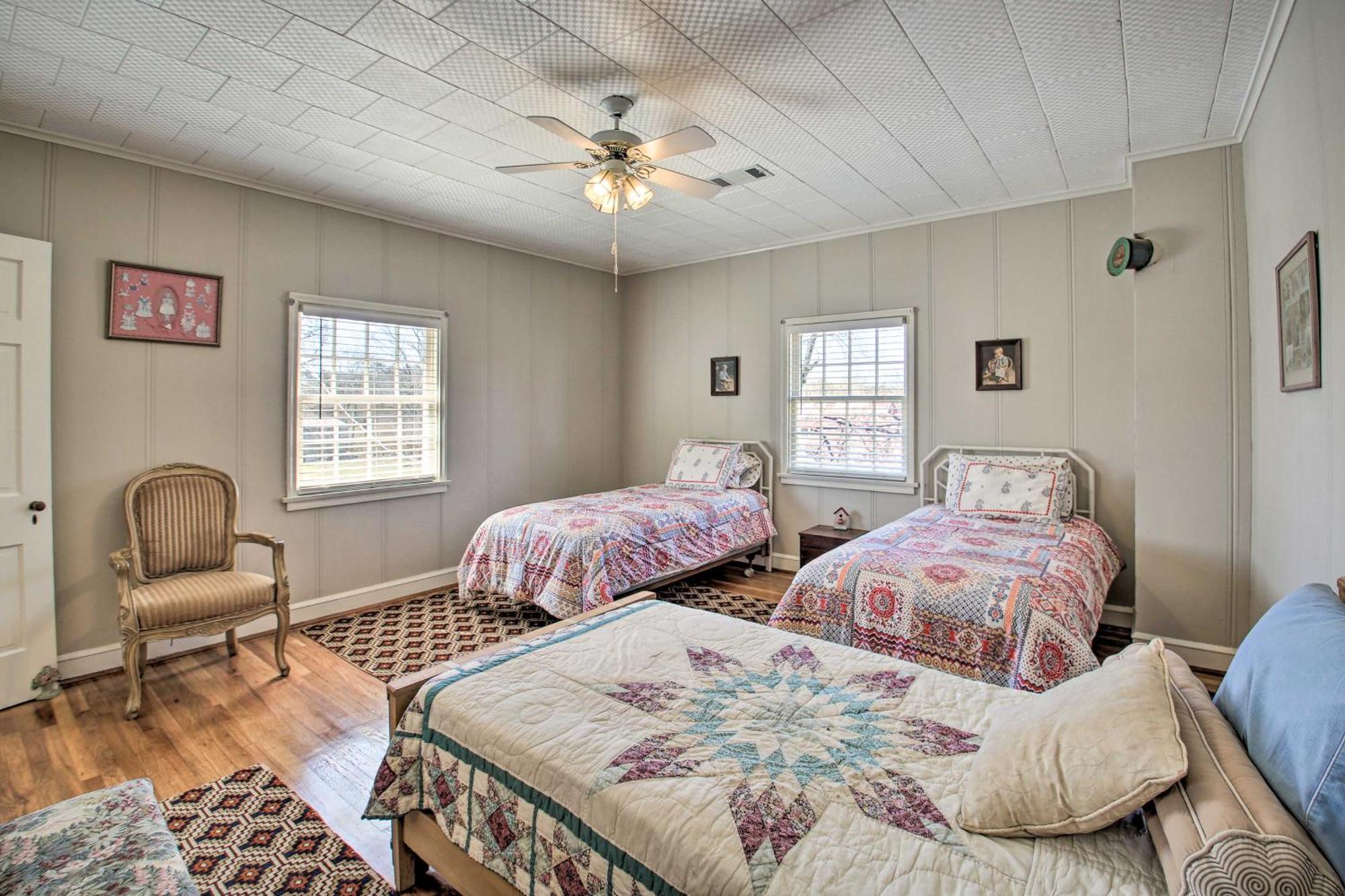 Delightful Retreat With Fireplace And Large Yard! エクステリア 写真