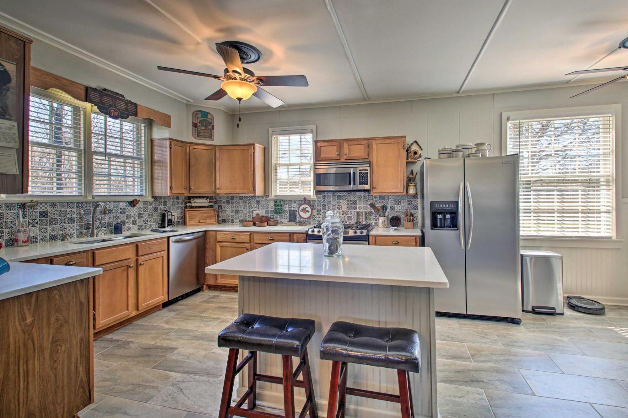 Delightful Retreat With Fireplace And Large Yard! エクステリア 写真