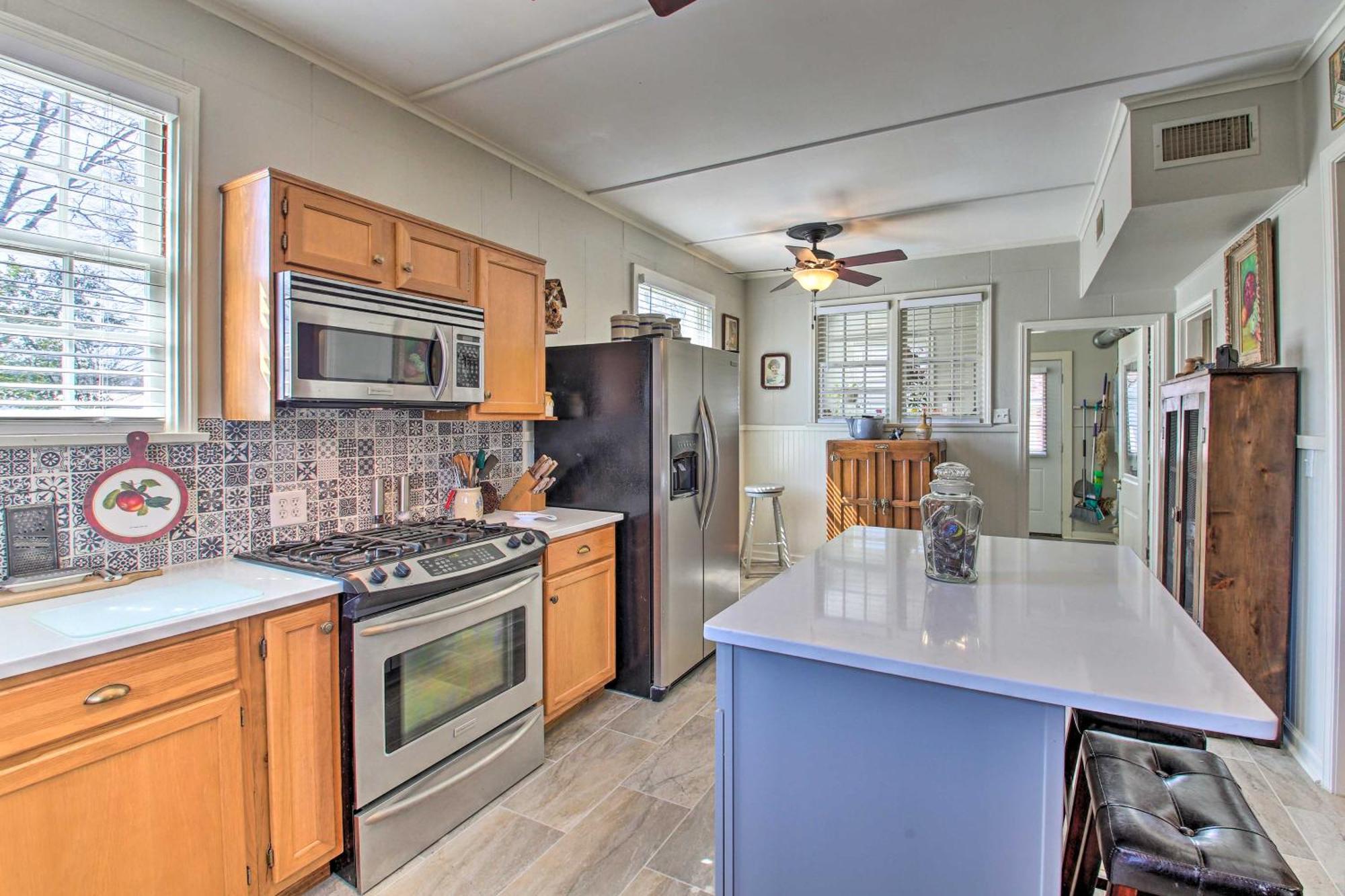 Delightful Retreat With Fireplace And Large Yard! エクステリア 写真
