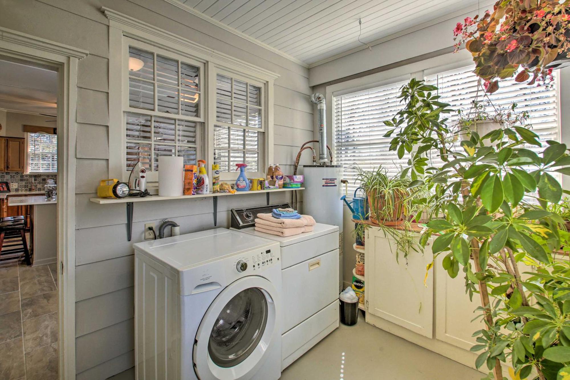 Delightful Retreat With Fireplace And Large Yard! エクステリア 写真